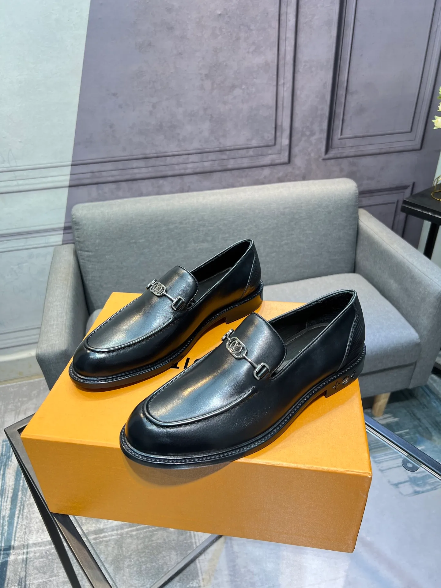 Men's shoes 💰1020 LV top luxury brand, high-quality men's business formal leather shoes, imported genuine leather soles! Customized imported leather, the first layer of open-edge beaded lacquered cowhide, the texture is incomparable, the imported cowhide lining, high-end high-end shoes, don't miss it! size:39-44 (Male 38 45 46 customized)
